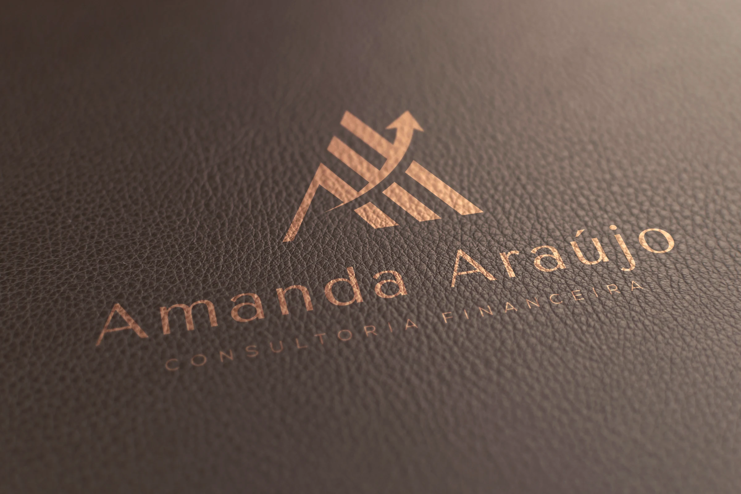 Mockup da identidade Amanda Araújo gravada sobre superfície de couro