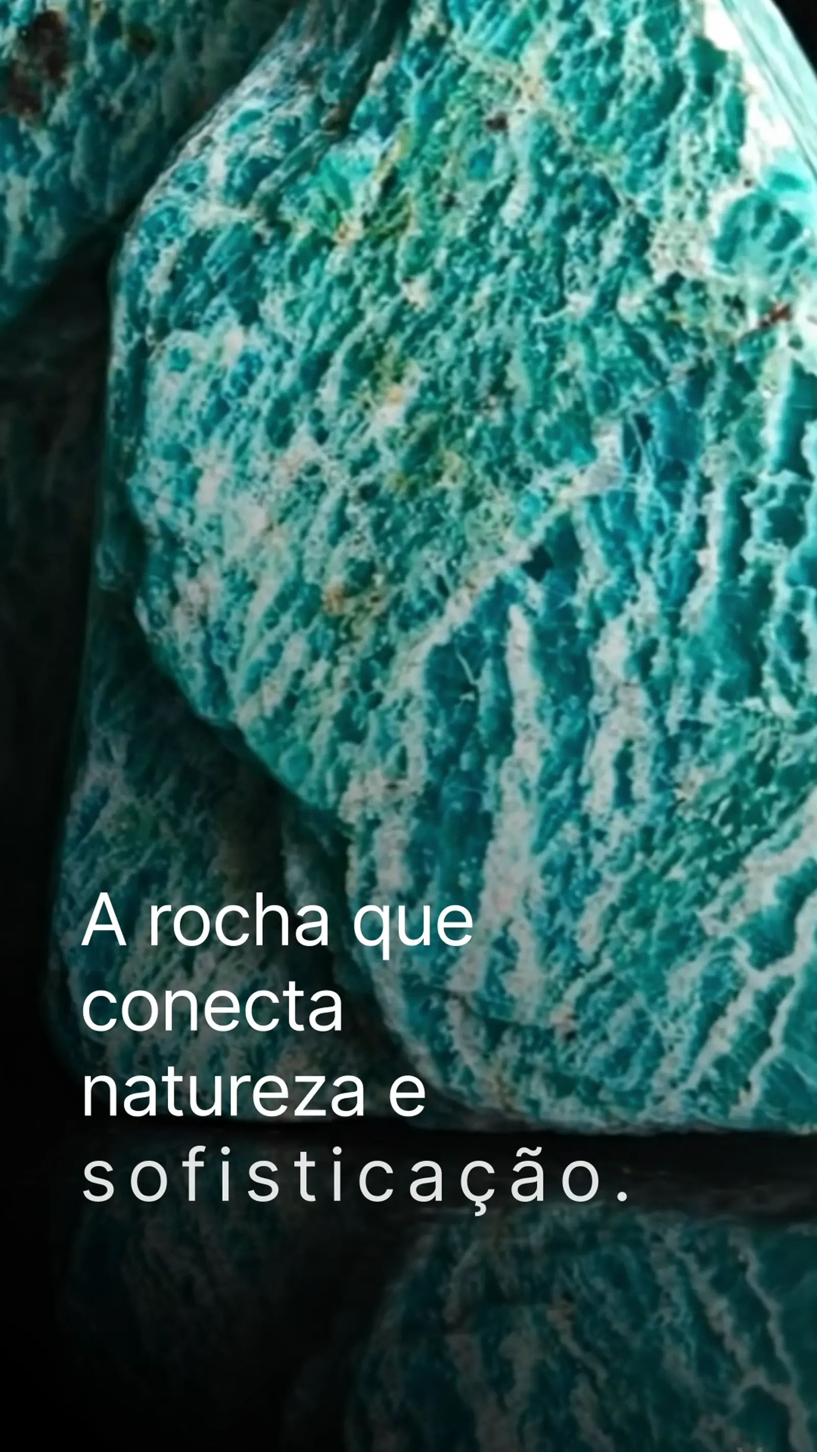 Amazonita: rocha verde-azulada em uma composição de direção de arte e design digital