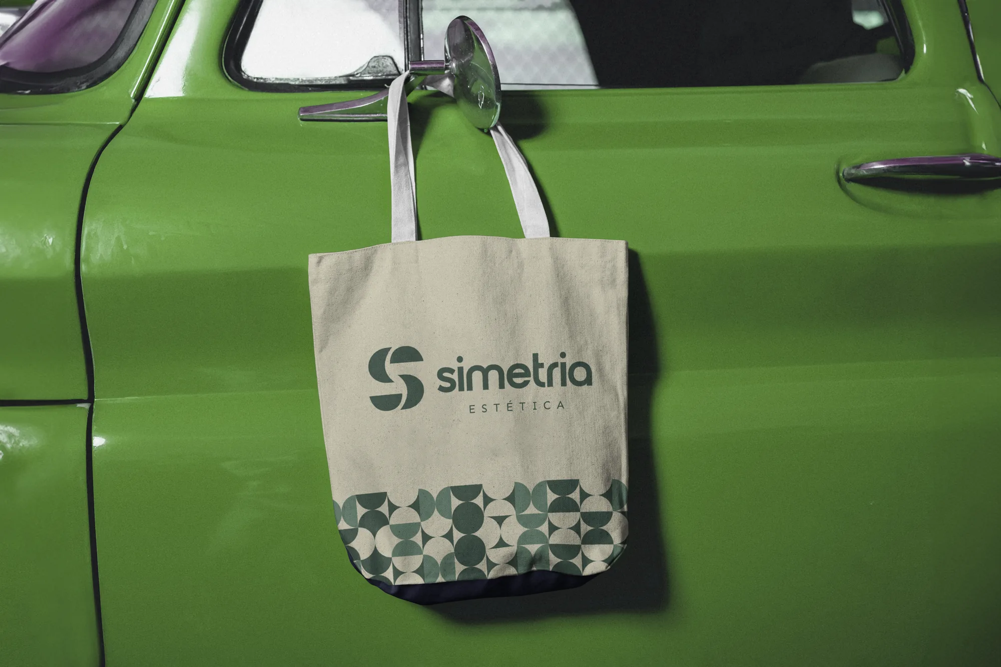 Visualização da marca Simetria em uma bolsa